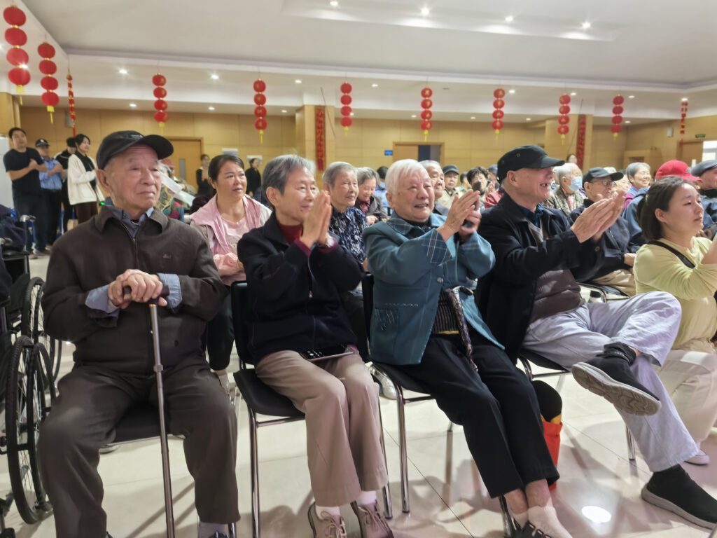 支部联动先锋行 情暖重阳献爱心 | 科信联合党支部携手宝韵第三党支部共赴颐乐园敬老慰问